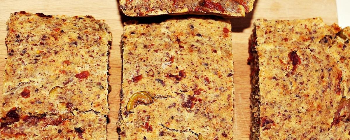 Mediteranski kruh s suhim paradižnikom in olivami Mediteranski kruh s suhim paradižnikom in olivami