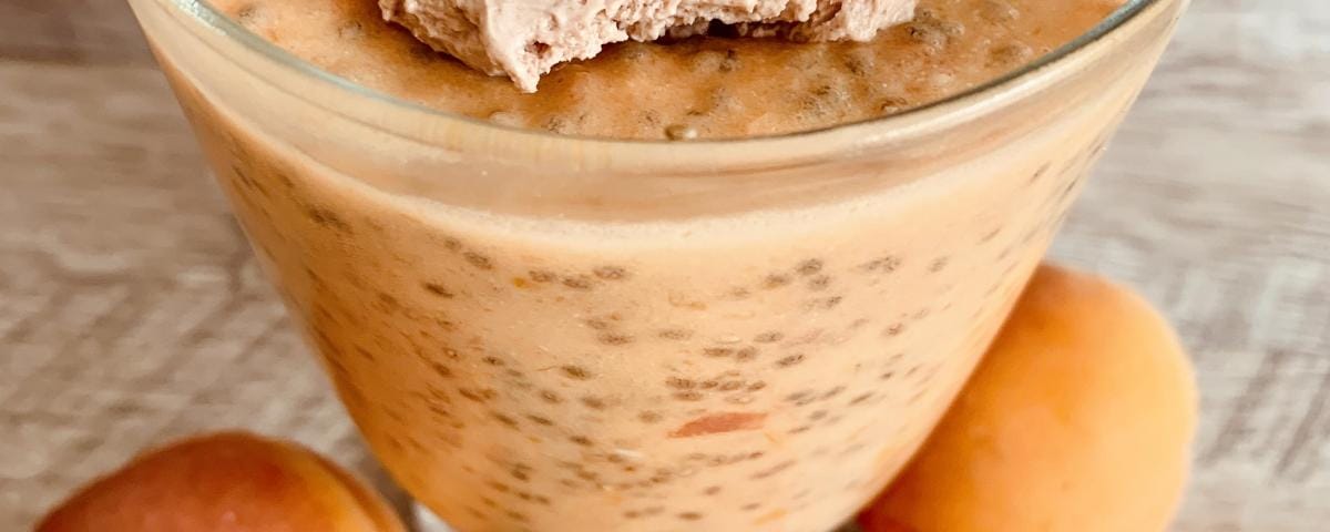 Chia puding z marelicami za sijočo kožo