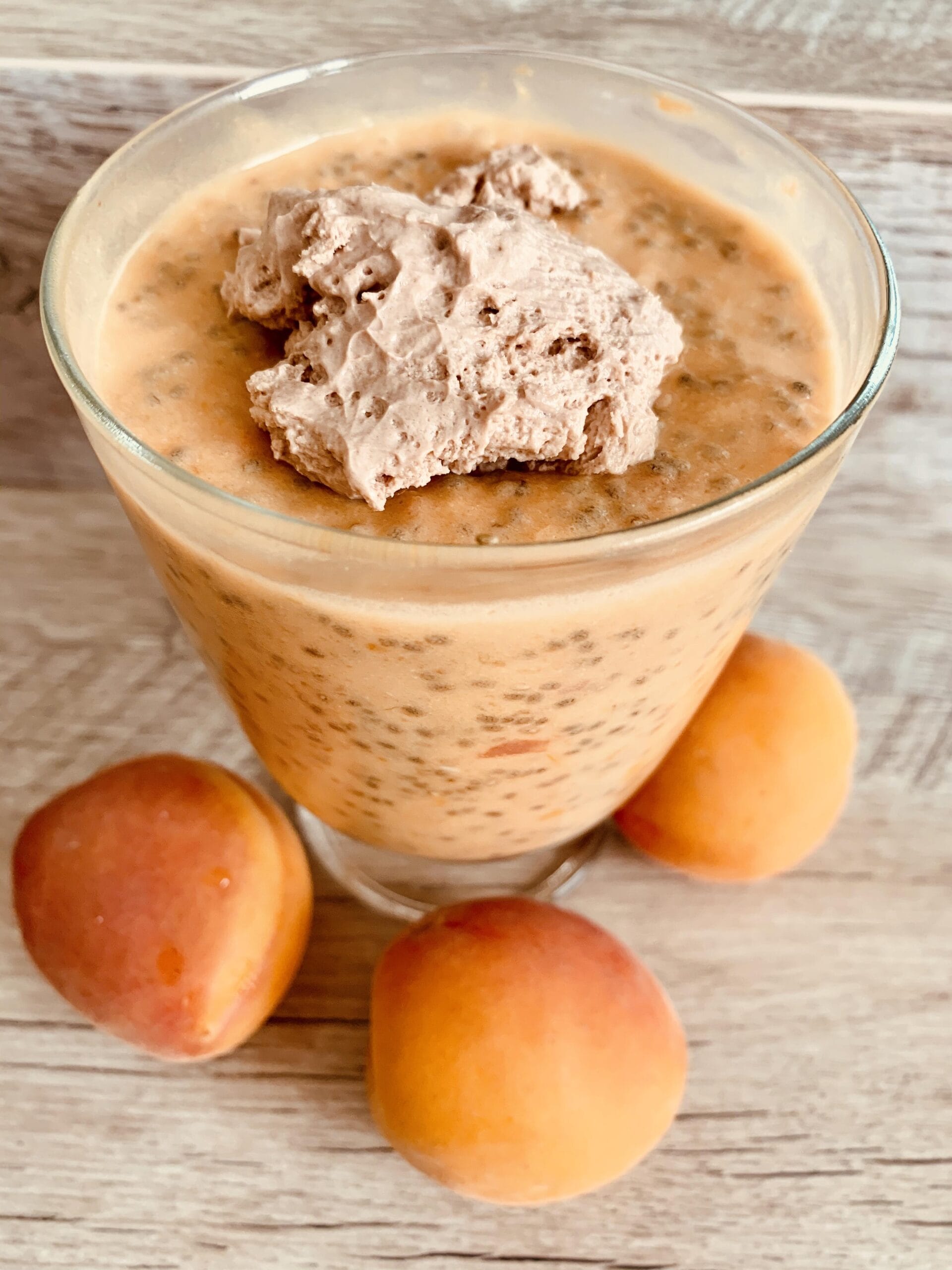 Chia puding z marelicami za sijočo kožo